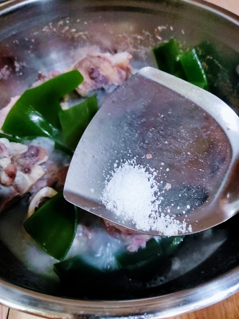 海带筒骨汤,加入食盐，炖15分钟