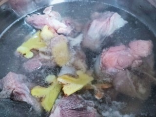 海带筒骨汤,将前面的开水放入锅中准备炖汤，大火烧至水开后放入骨头、姜片、胡椒粉，炖半小时