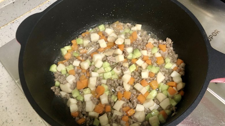 营养菌菇肉碎扯面,之后加入黄瓜丁，翻炒均匀。