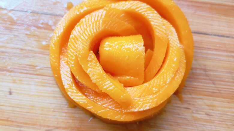芒果糯米饭,从一端开始卷，卷成花朵的形状。