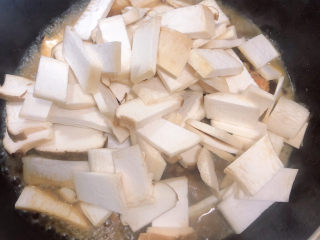 杏鲍菇烧鸡块,随后放入杏鲍菇，翻炒均匀。