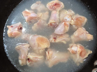 杏鲍菇烧鸡块,锅中烧开水，放入鸡翅根焯鸡肉，祛除血水。