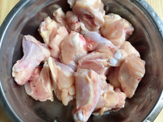 杏鲍菇烧鸡块,将鸡翅根剁开两段，烹饪起来入味。
