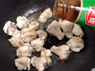 杏鲍菇烧鸡块,加入料酒、耗油、生抽，翻炒均匀。