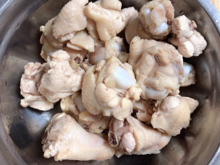 杏鲍菇烧鸡块,将鸡翅根洗净待用。