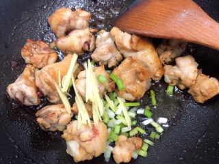 杏鲍菇烧鸡块,放入葱姜爆锅，翻炒均匀。