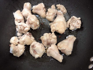 杏鲍菇烧鸡块,放入鸡翅根翻炒均匀。