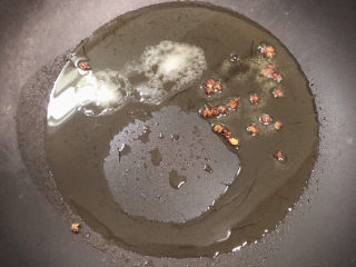 杏鲍菇烧鸡块,锅中倒入油，加热至五成热，放入白糖、花椒煸香。