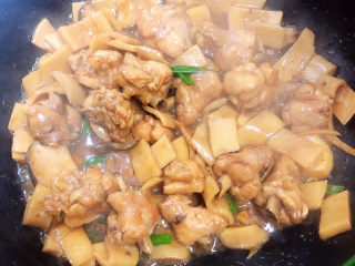 杏鲍菇烧鸡块,关火，美味佳肴可以出锅了。