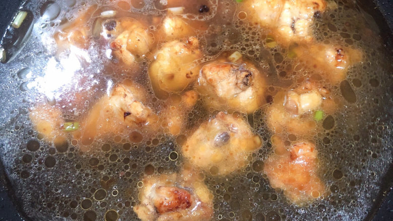 杏鲍菇烧鸡块,加入500ml水，烧开锅，盖盖儿慢炖10分钟。