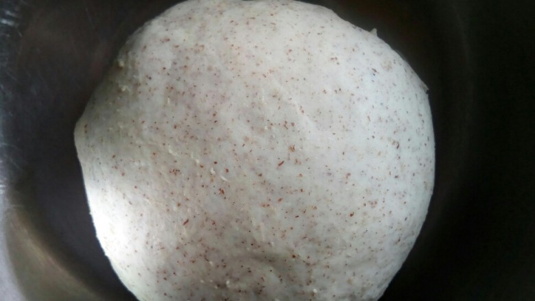 麦香馄饨,把面粉、黑小麦粉3：1的比例加盐、食用碱分次加水和成面团。