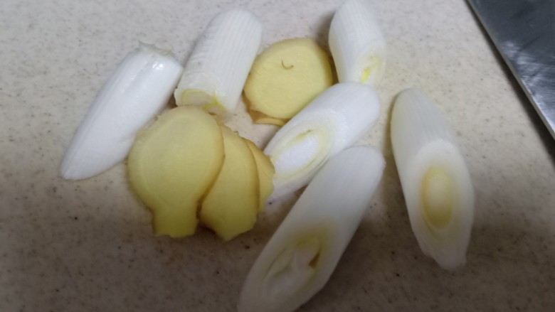 百香果柠檬鸡爪,葱姜切段