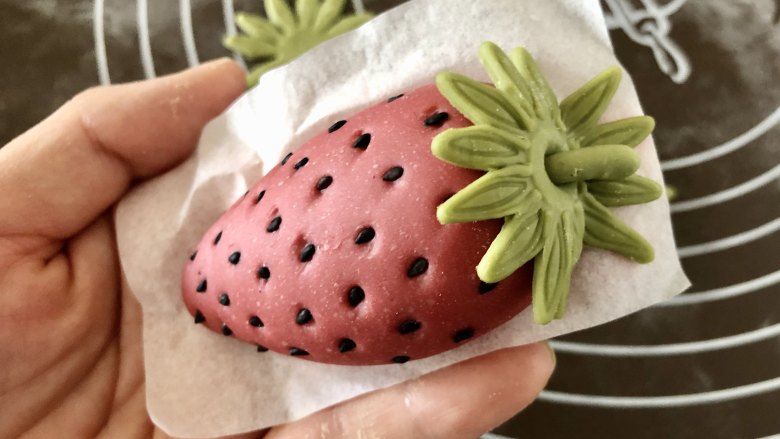 莓莓软香小馒头,搓一个小条，粘在筷子戳的小洞里，做蒂把。