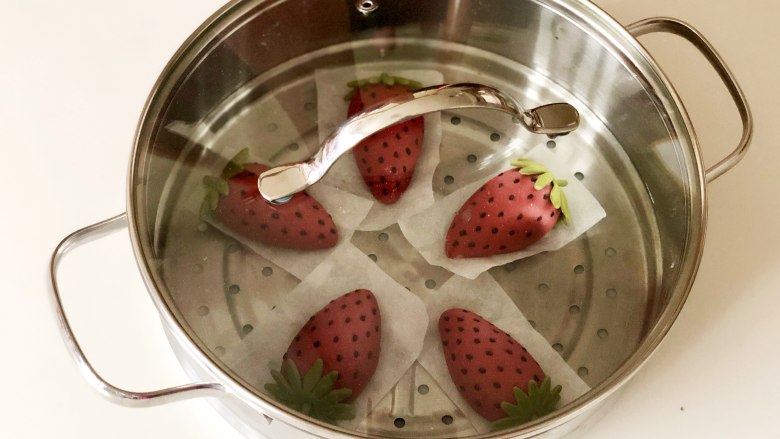 莓莓软香小馒头,草莓全部做好后，放入蒸屉盖好盖子，放温暖的地方发酵至1.5至2倍大，用手指轻轻按压表面，压痕会恢复就发酵好了。