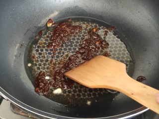 香辣卤鸡爪,锅内热油放入一勺豆瓣酱与蒜末炒香