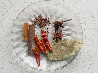 香辣卤鸡爪,准备八角、花椒、干辣椒、桂皮、香叶