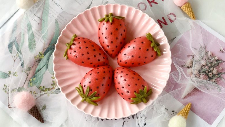 莓莓软香小馒头,蒸好了，是不是很可爱？吃起来暄软可口，孩子特别喜欢！