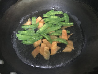 爆炒猪耳朵,炒锅烧沸水，淋少许油和食盐，放入荷兰豆和胡萝卜
