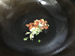 爆炒猪耳朵,炒锅烧热放入食用油，下葱姜蒜和小米辣