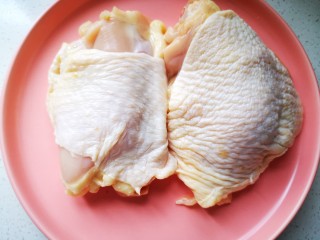 杏鲍菇烧鸡块,将鸡腿肉洗净备用