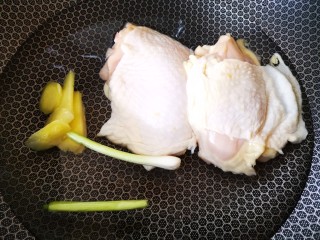杏鲍菇烧鸡块,锅中加水加生姜，葱段，料酒，将鸡腿肉焯水去腥去血水备用
