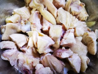 杏鲍菇烧鸡块,焯水后的鸡腿肉，剁成小块备用