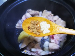 杏鲍菇烧鸡块,加适量五香粉，胡椒粉