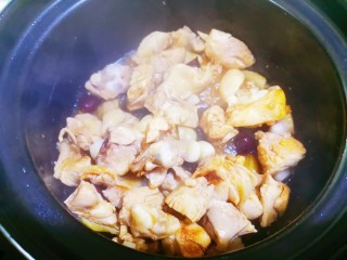 杏鲍菇烧鸡块,将鸡块炒干水分后