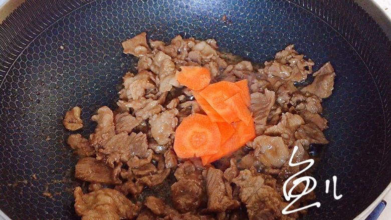 西兰花炒牛肉,放入焯水的胡萝卜片