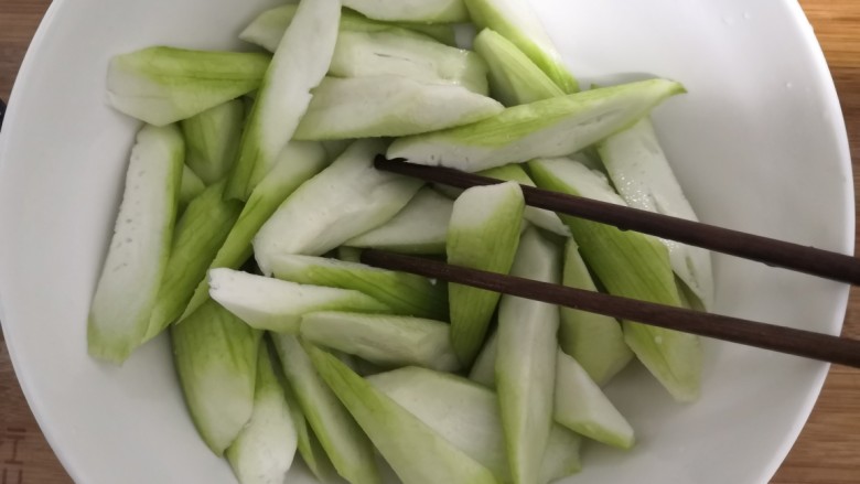 丝瓜炒毛豆,用筷子搅拌均匀，腌制15分钟，防止丝瓜，炒的时候，氧化变黑