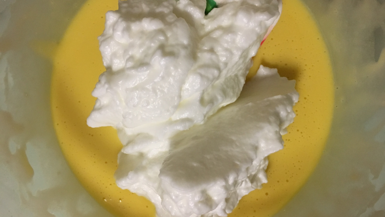 薯泥蛋糕卷,将蛋白糊分三次加入蛋黄糊，用翻拌的手法防止消泡；