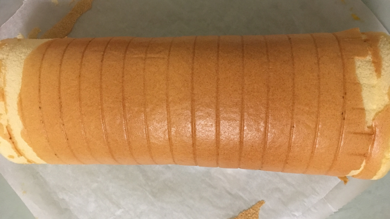 薯泥蛋糕卷,从一侧卷起，注意跟油纸接触的表皮不要弄破；
