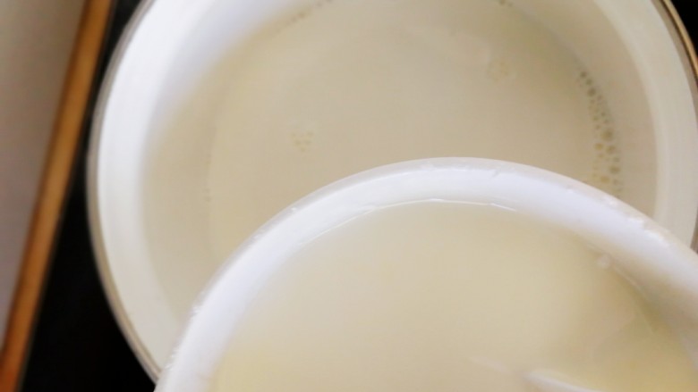 舒芙蕾松饼（平底锅版）,牛奶慢慢变热，把玉米淀粉奶液慢慢的缓缓的倒入热奶中。