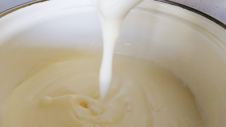舒芙蕾松饼（平底锅版）,随着温度的升高，牛奶出现像浆糊一样的状态时马上离火，快速搅拌，让玉米淀粉充分溶解在牛奶中，不要形成任何颗粒。
