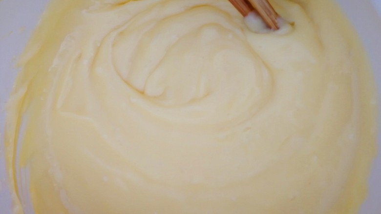 舒芙蕾松饼（平底锅版）,让蛋黄，牛奶和玉米淀粉完全的结合在一起。这样做出的卡仕达酱最香纯最好吃的。