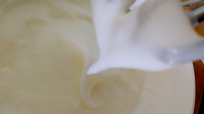 舒芙蕾松饼（平底锅版）,打发至打蛋器提起有大弯钩时，加第三次糖。