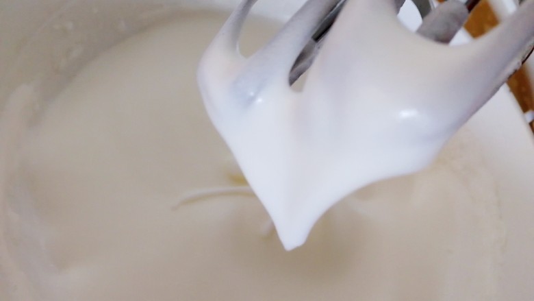 舒芙蕾松饼（平底锅版）,打发到蛋白碗倒放，蛋白不会流出。