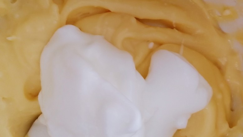 舒芙蕾松饼（平底锅版）,取三分之一的蛋白加入蛋黄牛奶淀粉糊中。