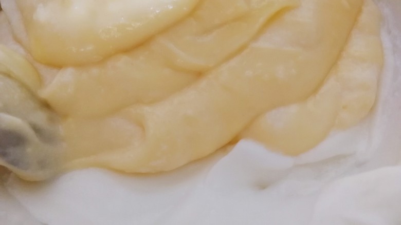 舒芙蕾松饼（平底锅版）,把拌匀的蛋奶糊倒回剩下的蛋白里。