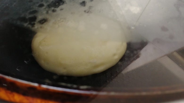 舒芙蕾松饼（平底锅版）,盖上锅盖，小火，煎2分钟。