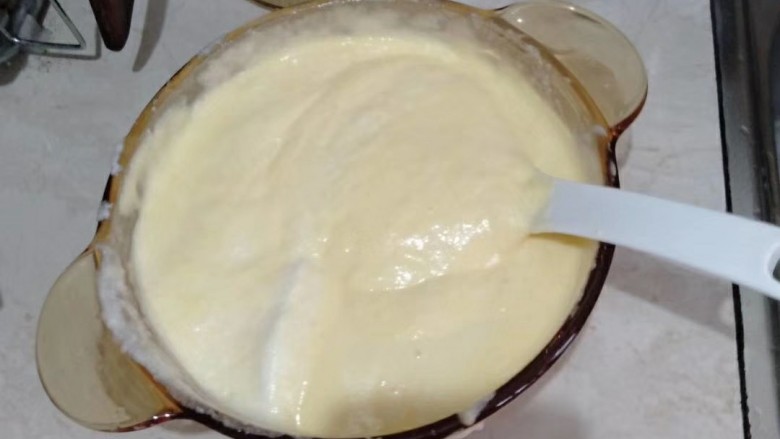 简单版奶油蛋糕,打发的蛋白分三次加入蛋黄糊中翻拌匀，不能用打圈的方式，这样容易消泡，可以向下翻拌左右翻拌，拌匀倒入刷了油的模具里，水开蒸30分钟（我是用蒸的）