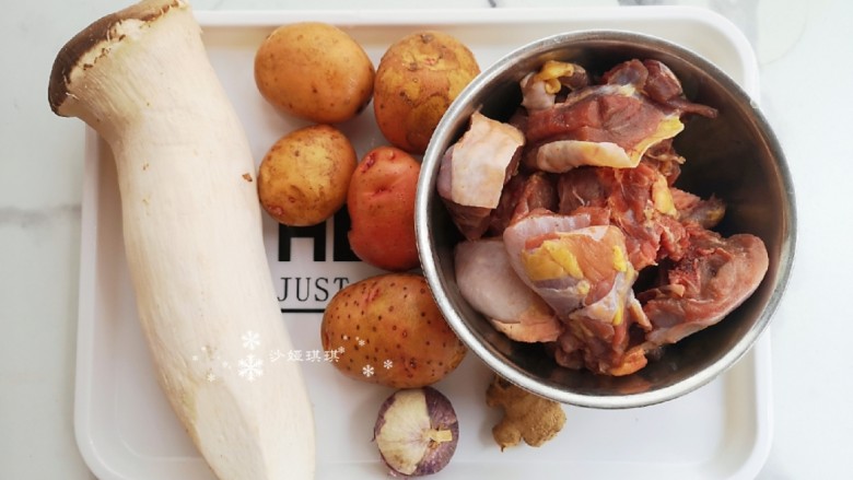 杏鲍菇烧鸡块,准备食材。