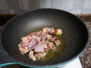 杏鲍菇烧鸡块,放入鸡肉煸炒一会儿，煸干水分。