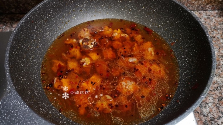 杏鲍菇烧鸡块,倒入四倍菜份量的水大火煮开。
