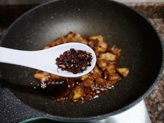 杏鲍菇烧鸡块,放入适量花椒翻炒均匀。