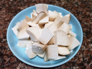杏鲍菇烧鸡块,将杏鲍菇洗净切成小块备用。