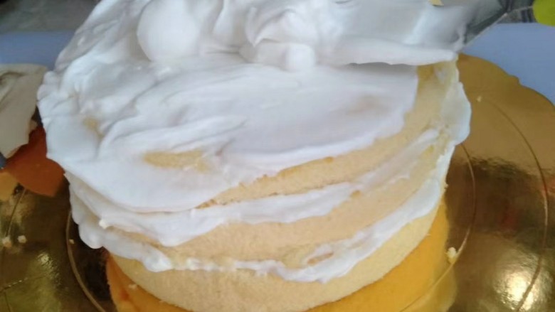 简单版奶油蛋糕,一层一层抹上奶油，工具不全，没有裱花台，就慢慢的模，弄的不好看哈