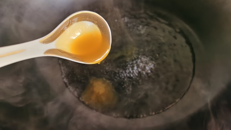 丝瓜酿肉,将丝瓜蒸出的汤汁倒入锅中烧开，加入一勺鲜鸡汁。