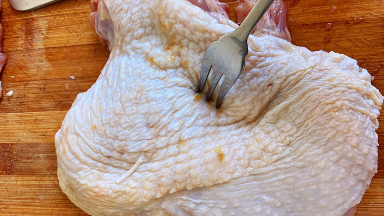 照烧鸡胸肉,翻过来用叉子再外皮上插一些洞，以便入味。