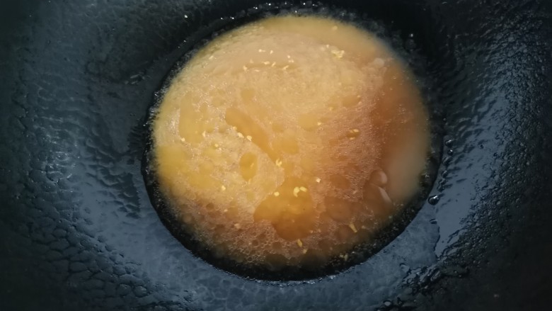 丝瓜酿肉,热油放入剩余的姜末爆香，倒入汤汁烧至粘稠